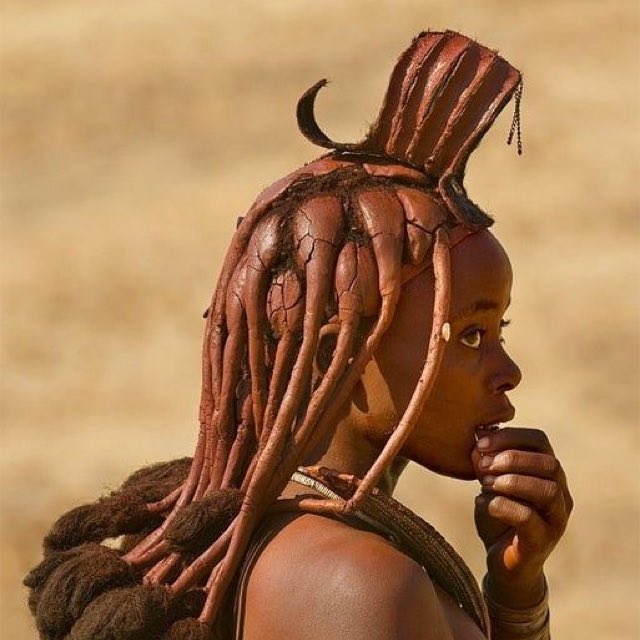 Les femmes Himba ont pour particularité d’arborer des coiffures impressionnantes, faites à partir de poils de chèvre, de beurre, d’ocre et de boue. Les hommes mariés quant à eux se couvrent la tête de turbans.