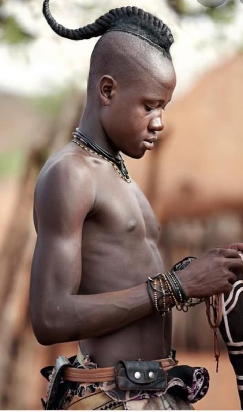 C’est un ensmble de codes sociaux qui s’expriment dans les cheveux des Himbas. On devine à ses cheveux que cette jeune fille est en pleine puberté: sa coiffure est faite pour couvrir son visage, et la cacher ainsi des regards masculins.