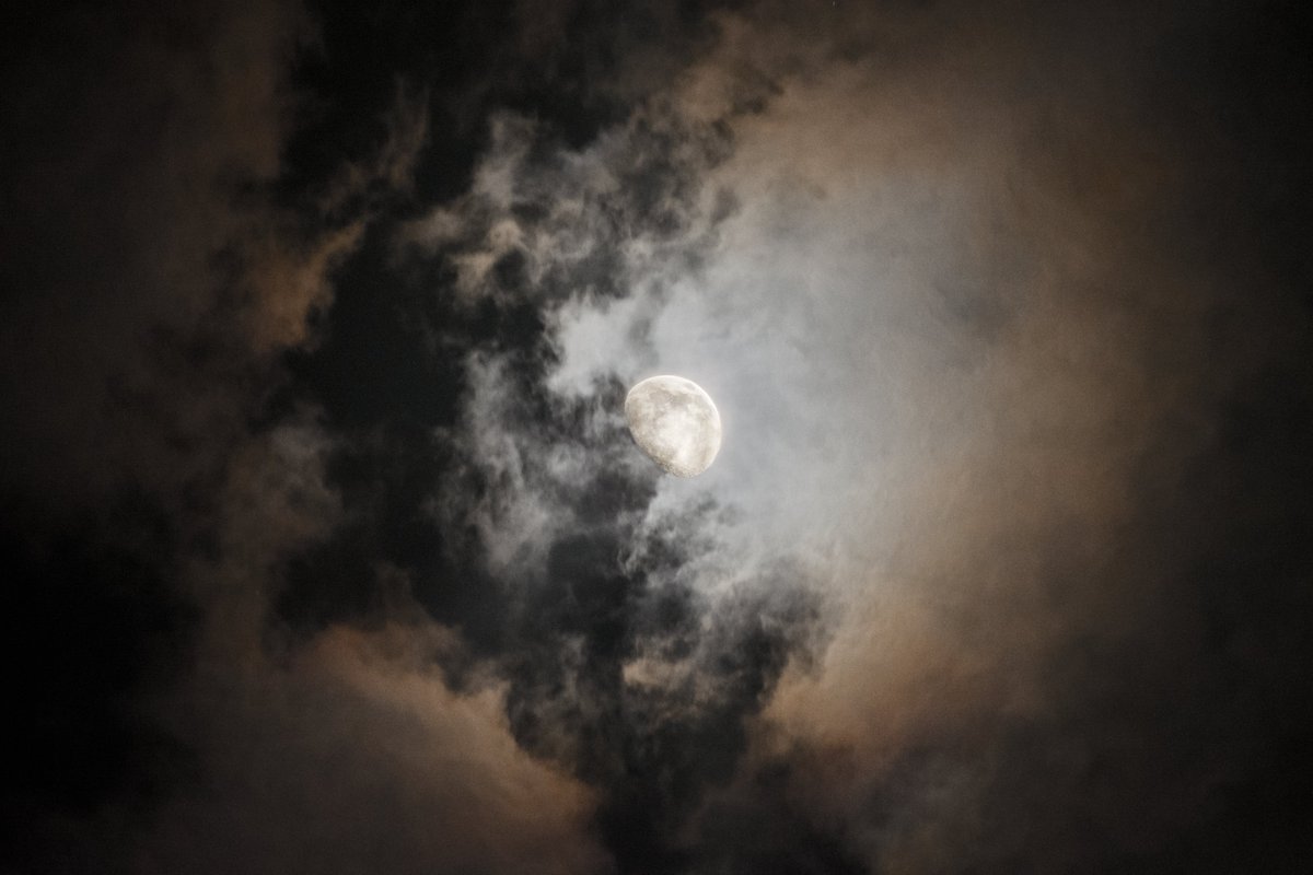 You once said to me, "Don't be afraid, we'll never be apart. whenever you look up at the moon, you will know that I'll be there under the same night sky as you"

"I promise no matter how far"
#sundayvibes #SundayThoughts #moon #Moonlight #TravelDiaries #lockdown #TheWritingDesire