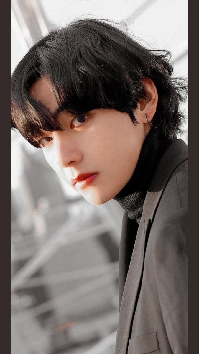 KimTaehywolf's tweet photo. ➳A vida dividida em polos e regras geralmente é desfeita por um único evento. Taehyung passou a vida se preparando para ser o guarda da realeza e estava feliz por servir o rei, até descobrir que teria que cuidar da segurança do príncipe e seu assistente real. Dois Jimins. https://t.co/RWNv5atrAt