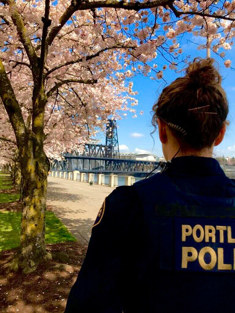 PoliciaPortland's tweet photo. Es un hermoso día, pero les pedimos que disfruten del sol y mantengan la distancia física.  Todos necesitamos quedarnos en casa y mantenernos saludables. https://t.co/3cz57eydIu