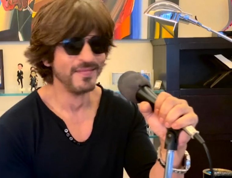 SRKUniverse's tweet photo. King Khan is live and singing! Sab sahi hojayega! Watch NOW! ❤️
#IForIndia

https://t.co/rXEYLXj9eW https://t.co/0XCeNpT3ht