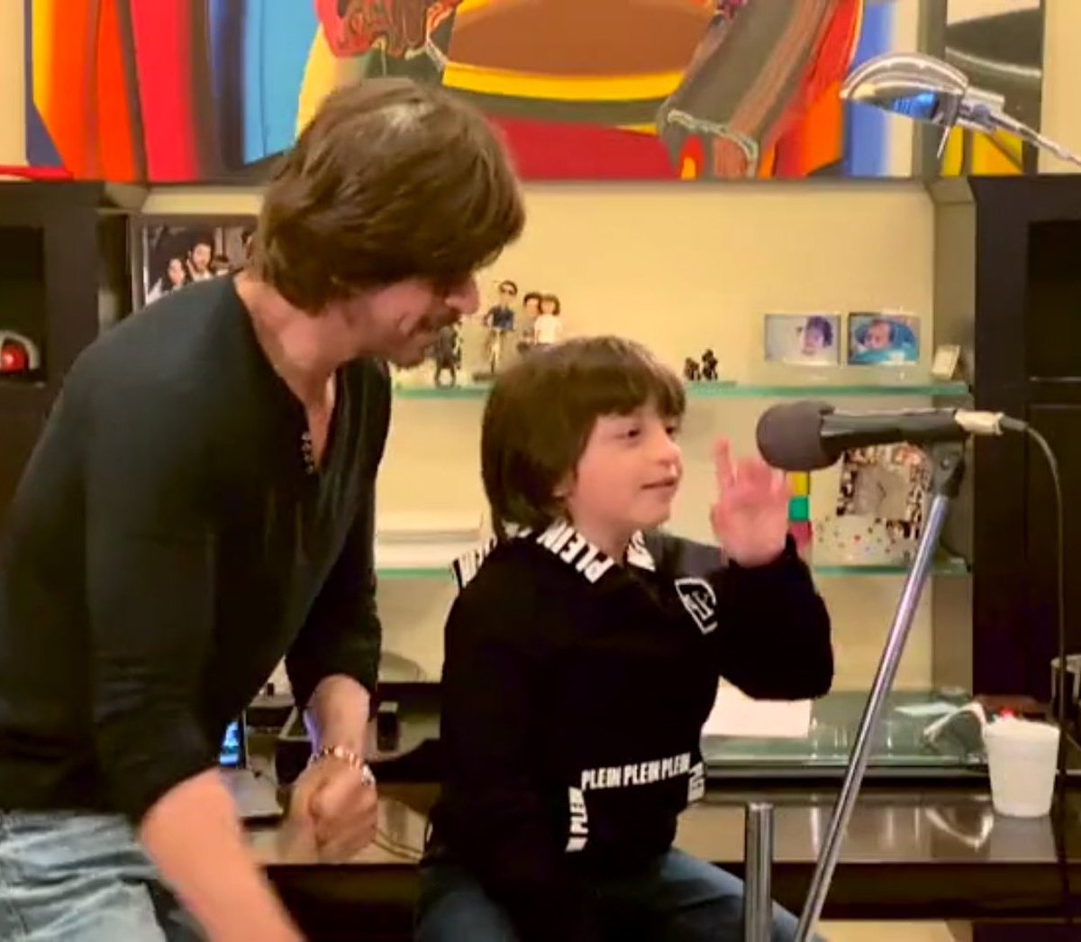 SRKUniverse's tweet photo. AbRam and King Khan- It could not have been better than this. Truly worth the wait! ❤️🤩
#IForIndia https://t.co/x1RWSZwKNq