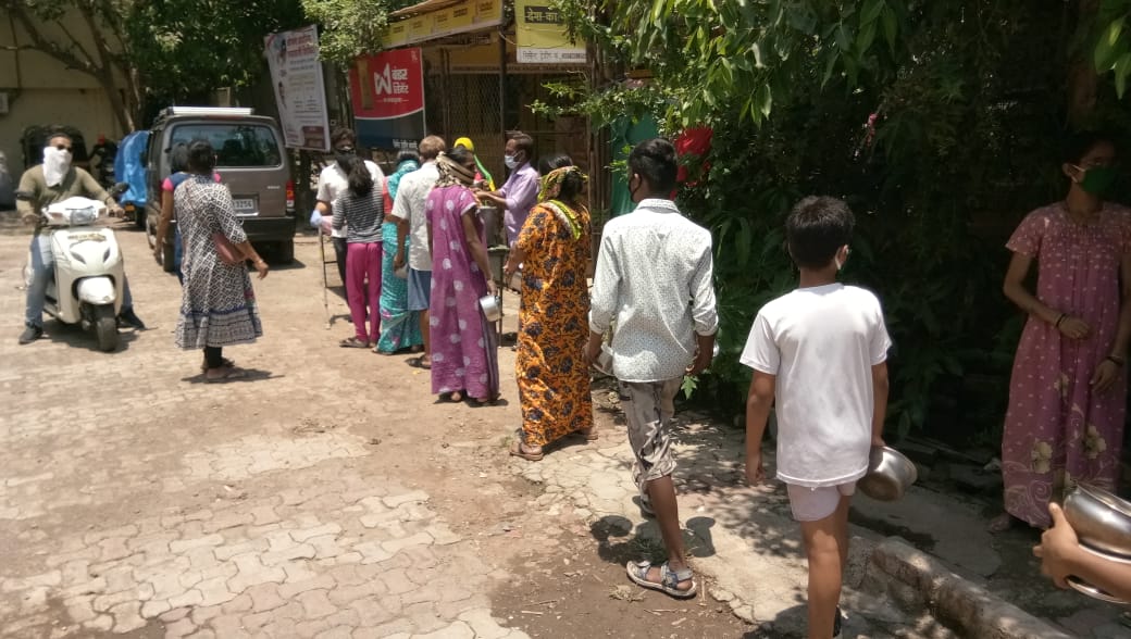 sssso_mah_goa's tweet photo. #ThaneSamithi, today, served #lunch, Dal, Rice to 920 persons @ #Kokanepada, #Jankdevinagar #SurenderCompound, #SainathNagar & #dinner, Masala Rice to 190 persons @ #Sainathnagar under the guidelines of Thane Municipal Corporation & with help of local authorities.
#SSSSOIndia https://t.co/H2p3dAixqo