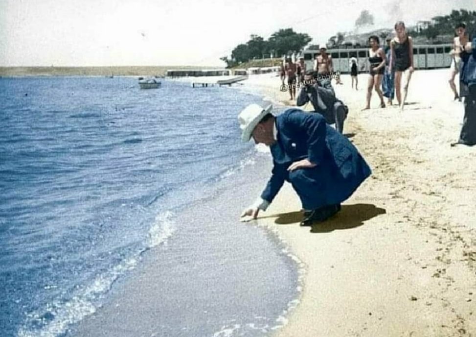 Mustafa Kemal Atatürk, Yunanlıları denize dökmeden önce suyun sıcaklığını kontrol ediyor.

Bugün 61