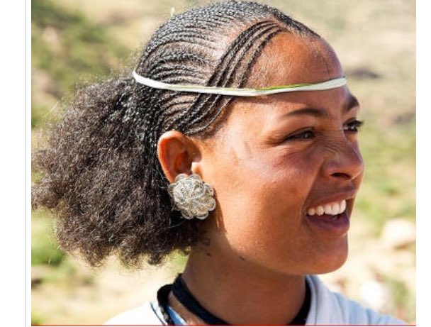 Les femmes de la région de Tigré (Éthiopie) se coiffe typique de la région, affichent souvent leur appartenance à la religion orthodoxe. Les femmes chretiennes attachent une grande importance à la coiffure.