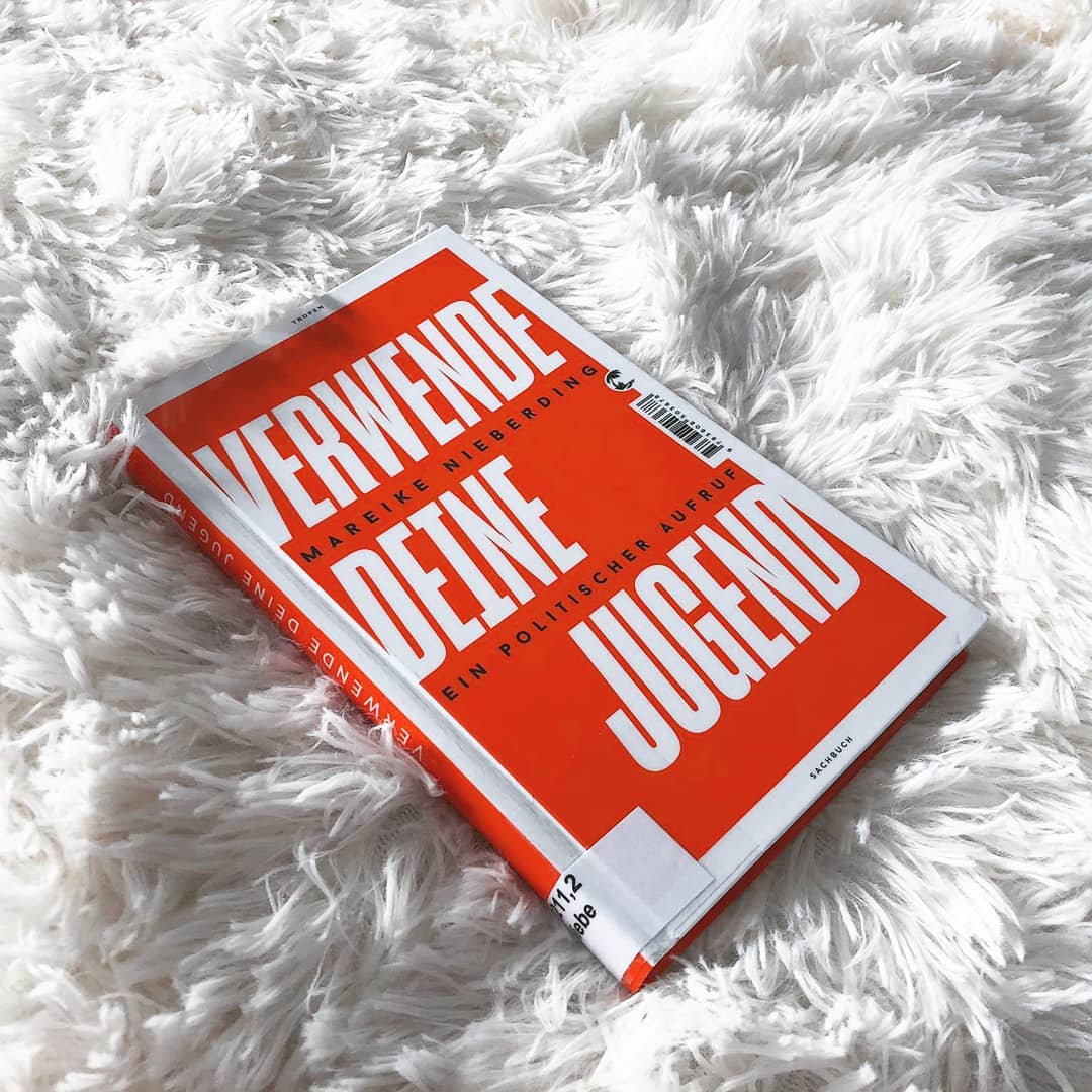 libtips_blog's tweet photo. Eine neue #Rezension ist online! 📚 😃 S hat #VerwendedeineJugend von @MNieberding gelesen 📖 Mehr dazu auf unserem Blog https://t.co/3WVWnZMORI 💻 https://t.co/NPK3vyobPt