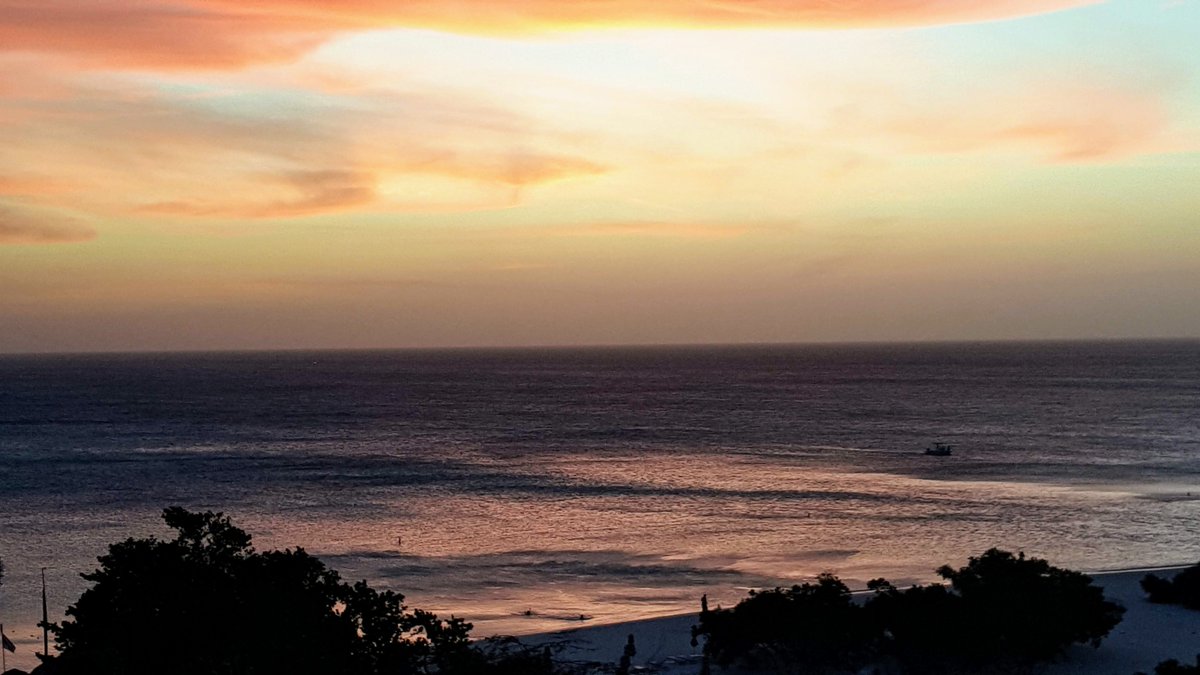 sowewander's tweet photo. Happy #SundaySunsets :) Here's a throwback from our trip to #Aruba in 2015 @_sundaysunsets_ @RoarLoudTravel @always5star @GreenMochila @angelsnmom https://t.co/81SfcOslOe