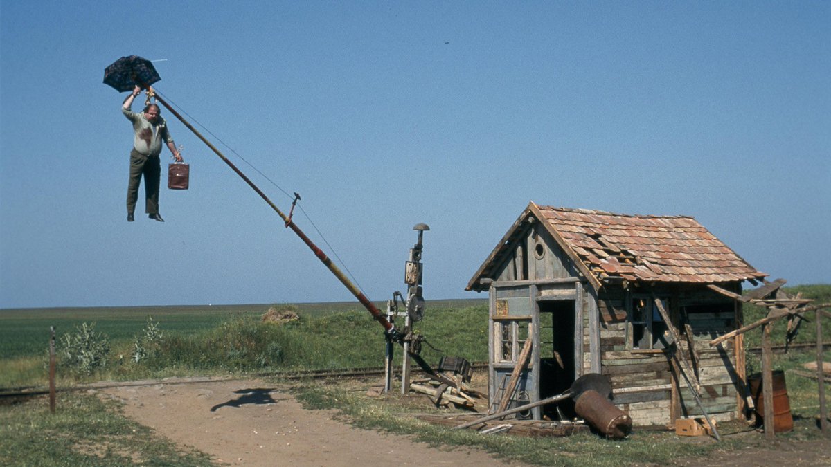 #28 - Chat noir, chat blanc de Emir Kusturica (1998)Matko le gitan vit comme il peut de petits trafics qu'il organise avec son fils. Pas très malin, il flaire souvent les mauvais coup mais cette fois, il projette de détourner un train qui transporte de l'essence. GÉNIAL !