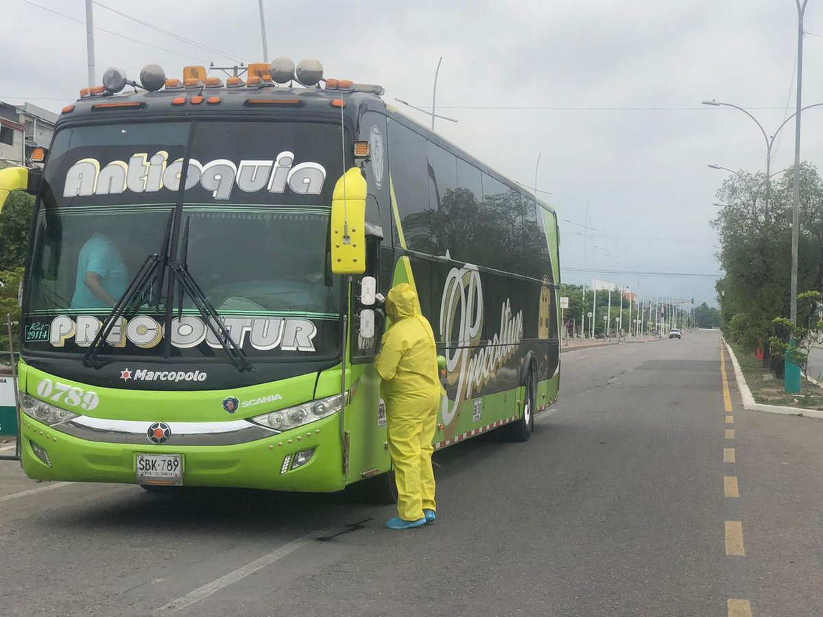 CesarSecSalud's tweet photo. ¡Cada vez más cerca de casa! Los jóvenes cesarenses procedentes de Pamplona ya hicieron su escala en el municipio de Aguachica, en donde se les hizo una evaluación general y los respectivos controles de temperatura, con apoyo del personal del Hospital Regional. @hernanbaqueror https://t.co/7nspI2nZ1J