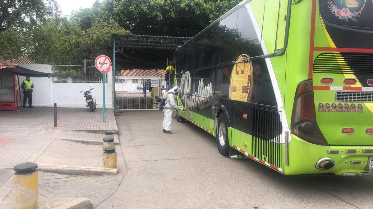 CesarSecSalud's tweet photo. ¡Cada vez más cerca de casa! Los jóvenes cesarenses procedentes de Pamplona ya hicieron su escala en el municipio de Aguachica, en donde se les hizo una evaluación general y los respectivos controles de temperatura, con apoyo del personal del Hospital Regional. @hernanbaqueror https://t.co/7nspI2nZ1J