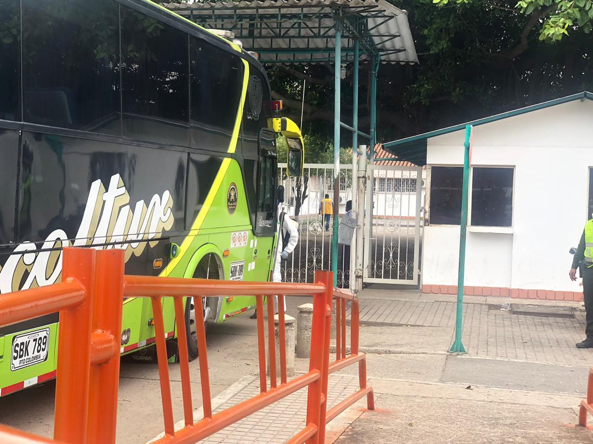 CesarSecSalud's tweet photo. ¡Cada vez más cerca de casa! Los jóvenes cesarenses procedentes de Pamplona ya hicieron su escala en el municipio de Aguachica, en donde se les hizo una evaluación general y los respectivos controles de temperatura, con apoyo del personal del Hospital Regional. @hernanbaqueror https://t.co/7nspI2nZ1J