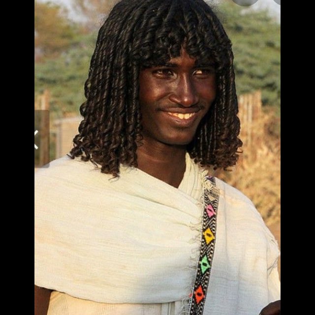 La tribu guerrière - Afar est célèbre pour ses styles afro `` asdago '' recouverts de beurre et ses `` dayta '' soigneusement bouclés.