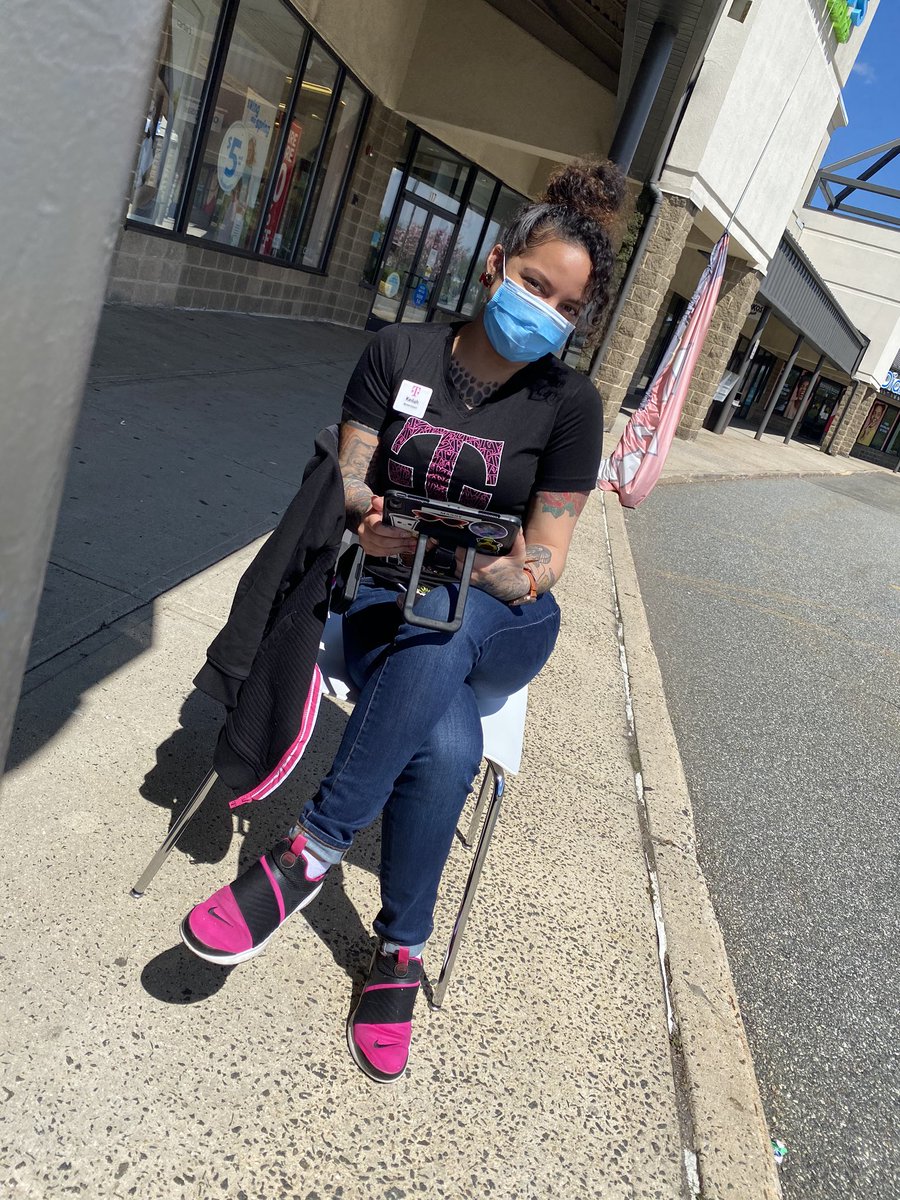 When it’s 75° out but you’re an essential worker ☀️🌸 #nerules #magentagear #tmobie #EssentialWorker  @TMobile @TMobileGear