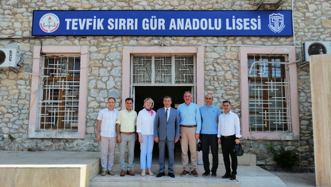 Tevfik Sırrı Gür Anadolu Lisesi 
Mersin'in ve hatta Türkiye'nin en köklü liselerinden olma özelliği taşır. Sosyopat öğrencileriyle meşhurdur.Basket maçlarının sonunda çıkan kavgalarıyla bilinir.Binanın eskiden cezaevi olduğuna dair söylentiler vardır.Okulun simge ismi Cozutma'dır