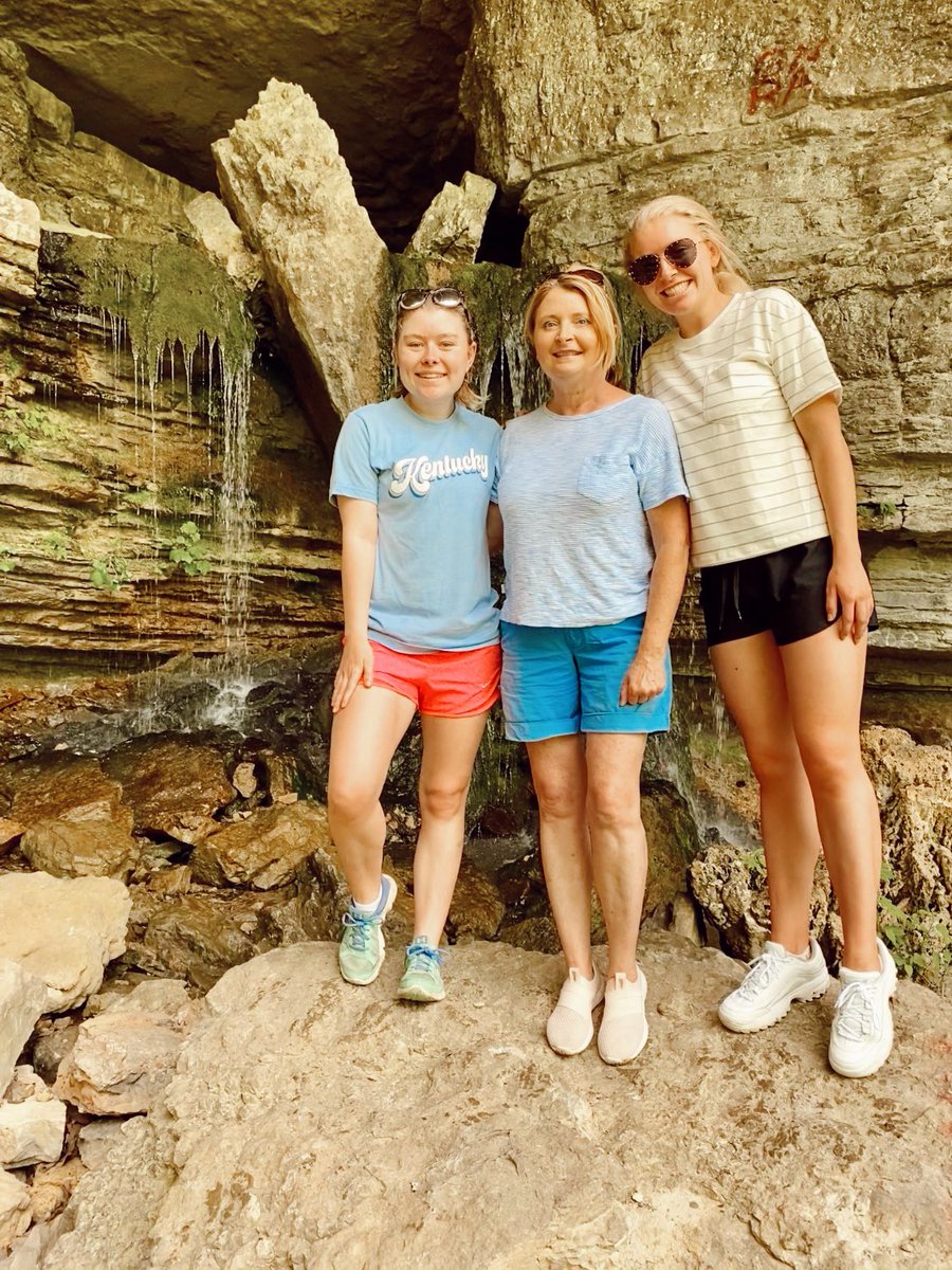 ReaganCole's tweet photo. Hahahah mom and Madison are 5’2
and then there’s me 🤪 https://t.co/vnBiWdOt1O