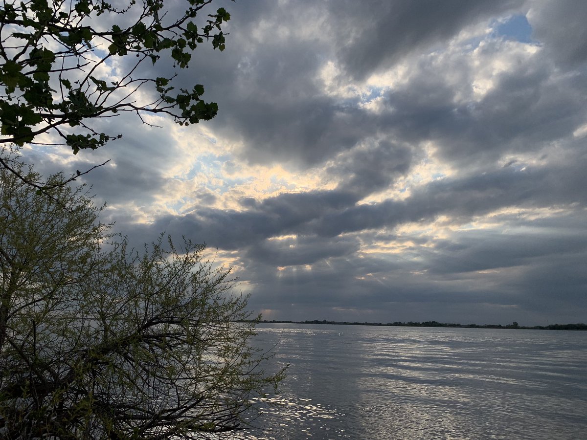 AllyMandeville's tweet photo. I love the clouds and they were so beautiful yesterday https://t.co/JPg8XA5a0r