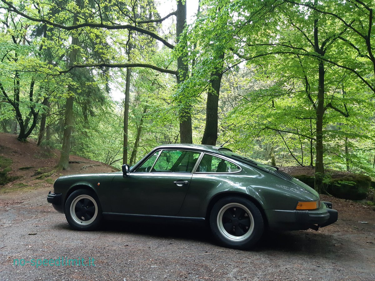 NoSpeedLimit_it's tweet photo. #aircooledsunday #aircooledporsche #porsche911carrera30 #sundayservice #nofilter📷 #oakgreenmetallic vs #forestoftrees 🌳🌲 https://t.co/jCCxUd0RiS