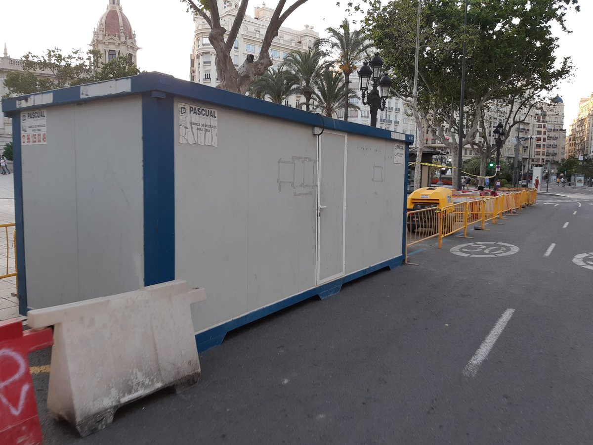 giuseppegrezzi's tweet photo. Ja está tot preparat per a que demà finalment la plaça de l'Ajuntament  comence a ser una plaça digna del seu nom. ¡Quines ganes! 😍☺️🌿🚶‍♀️🚲 https://t.co/IDBI0iqxa4
