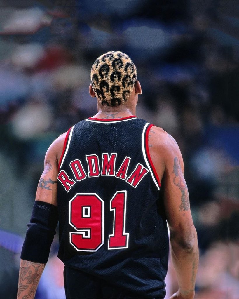 Cuando volvió Pippen, en enero del 98, Dennis Rodman lo recibió con varios  33 pintados en su pelo. Crack el Gusano!! 🙌🔥 #TheLastDance, image size:819x1024