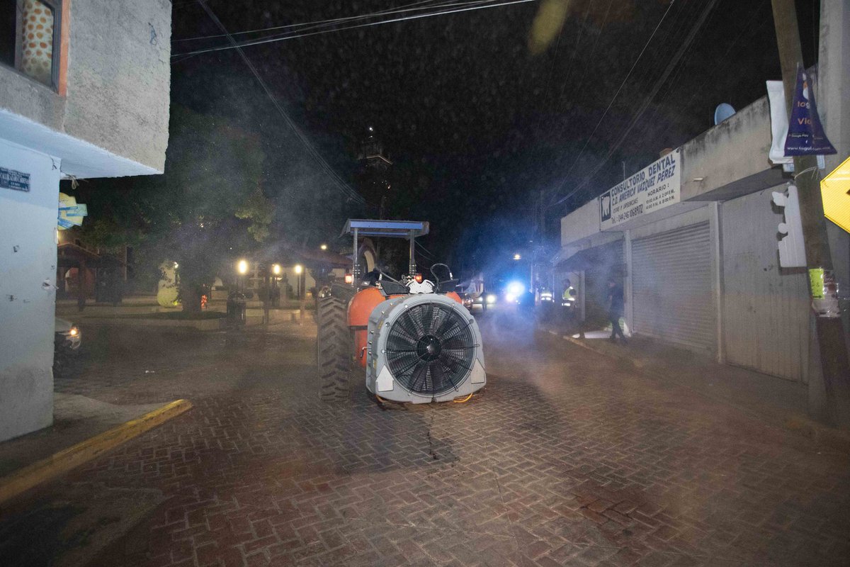 📍Para fortalecer la desinfección de espacios públicos y calles de municipios del estado para contener la propagación de #Covid_19🦠, las "Jornadas de Sanitización" del Gobierno del Estado, recorrieron por segunda vez siete comunas.
#QuédateEnCasa