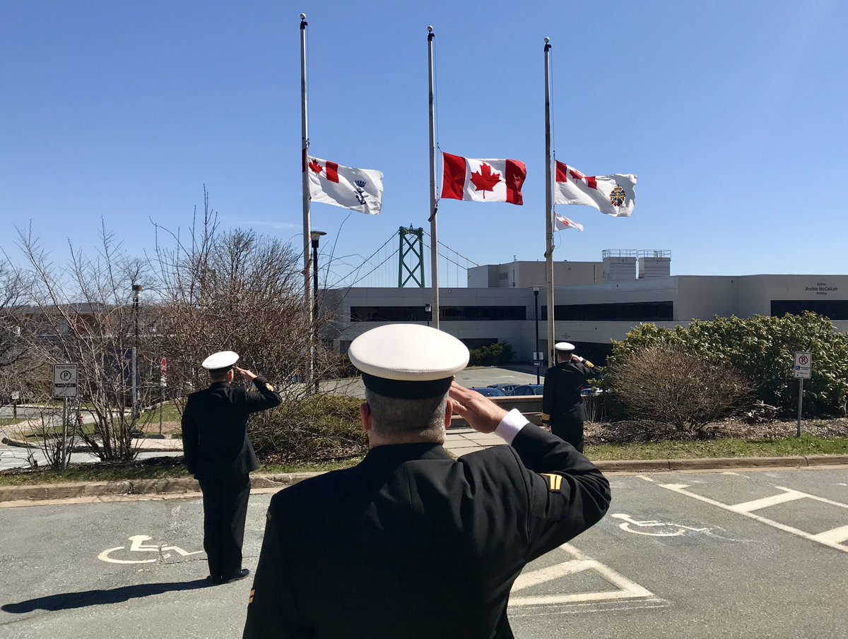 CFB_BFCHalifax's tweet photo. En ce dimanche de la #BatailledelAtlantique, le Cmdt B #BFCHalifax, le PM (B) & un petit groupe ont tenu une cérémonie de son de la cloche à la base. Nous rendons hommage à nos vétérans @MarineRoyaleCan & @ARC_RCAF qui ont servi le pays & les Canadiens aussi bravement. #BatAtl75 https://t.co/xAWEGb5gQ4