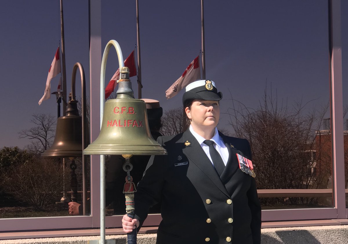 CFB_BFCHalifax's tweet photo. En ce dimanche de la #BatailledelAtlantique, le Cmdt B #BFCHalifax, le PM (B) & un petit groupe ont tenu une cérémonie de son de la cloche à la base. Nous rendons hommage à nos vétérans @MarineRoyaleCan & @ARC_RCAF qui ont servi le pays & les Canadiens aussi bravement. #BatAtl75 https://t.co/xAWEGb5gQ4