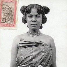            - tresse Betsimiraka.-C'est une coiffure traditionnelle de la tribu des “Betsimisaraka” , un peuple originaire de l’Est de Madagascar. Seules les femmes portent ces tresses qui finissent en pompons.