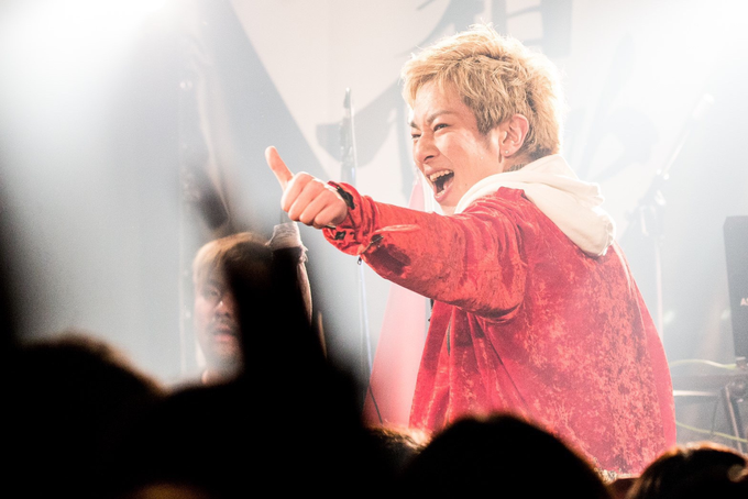 couryou's tweet photo. 2020/5/4
本当ならば
ASH DA HERO LIVE TOUR 2020 "THE ROCK AND ROLL HERO” ツアーファイナル
マイナビBLITZ赤坂だった筈の日
2年前に観たお客さんで一杯の赤坂をもう一度観たかった
と言う事で…本日のインスタライブ楽しみにしてます!
https://t.co/Os9FAuGYto
#ASHDAHERO #adhlive2020 #RNRH https://t.co/ol1q8nZ11S