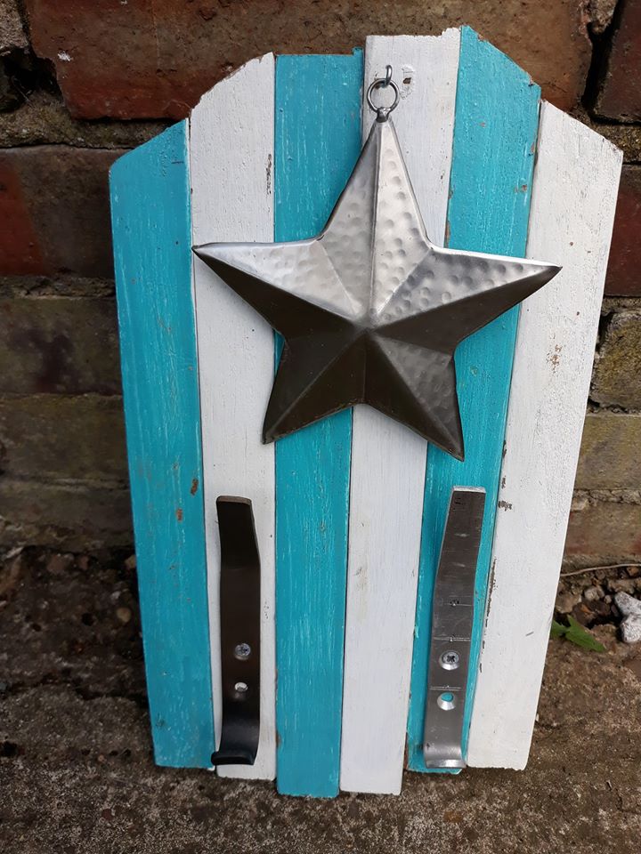 QuackRubberduck's tweet image. #covidprojects #Covid19UK #keepingcreative Little shabby project for eldest. Used part of broken chair.