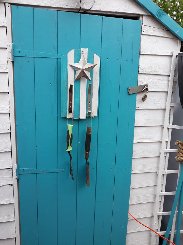 QuackRubberduck's tweet image. #covidprojects #Covid19UK #keepingcreative Little shabby project for eldest. Used part of broken chair.