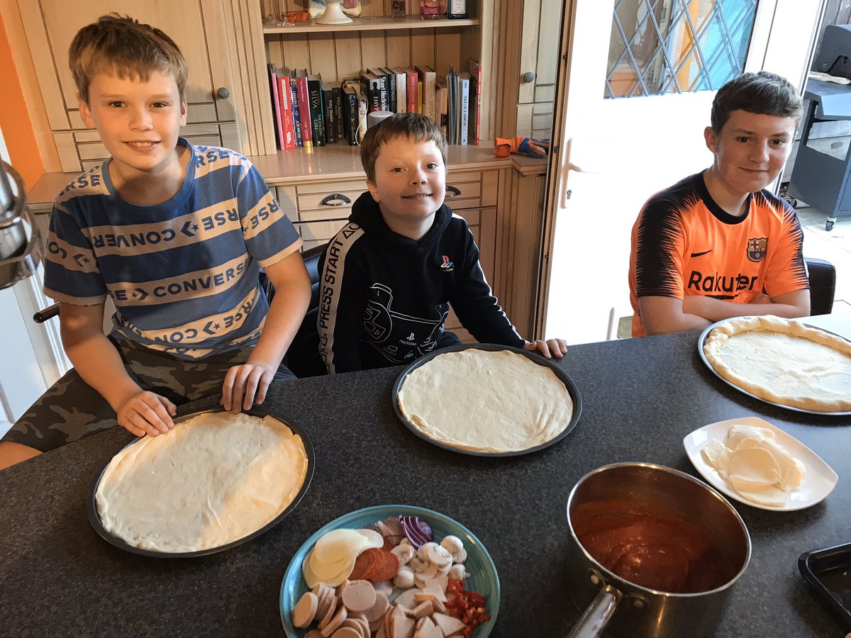 TeamMoreton9's tweet photo. Mr Pass ha fatto delle pizze con la sua famiglia! Delizioso! https://t.co/aT69RoB3bK