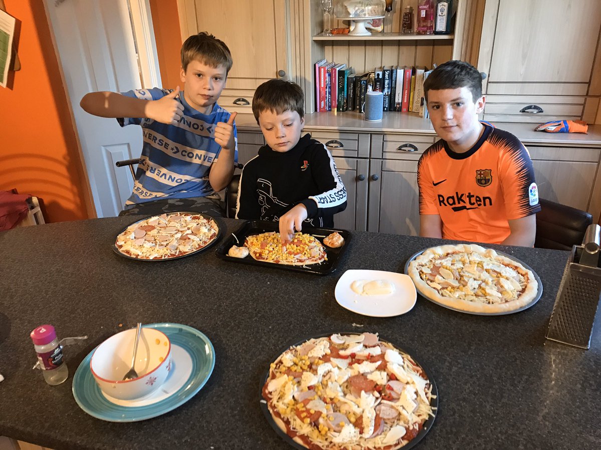 TeamMoreton9's tweet photo. Mr Pass ha fatto delle pizze con la sua famiglia! Delizioso! https://t.co/aT69RoB3bK