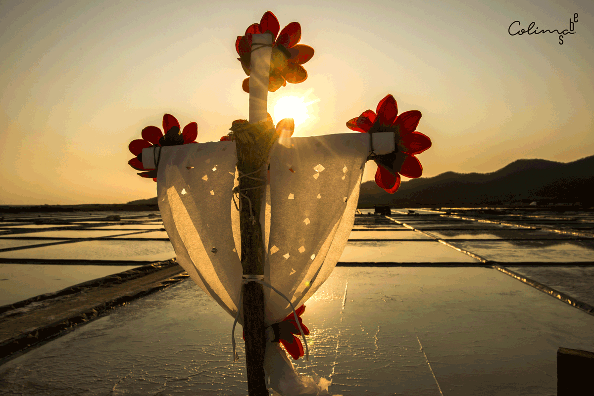 En las salineras de Cuyutlán se celebra la fiesta de la Santa Cruz con cruces adornadas con flores de papel. Según el catolicismo, la fiesta de la Santa Cruz se celebra cada 3 de mayo porque este día en el año 326 se encontró dicha reliquia.