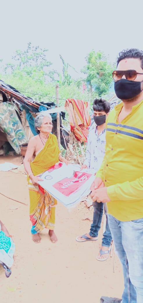 A_K_Dash_IYC's tweet photo. Those who doesn't have any home and roof Our Puri Youth congress team selflessly provided plastic tent covers to the daily workers and leprosy patients family.@IYCOdisha @LMoharathyIYC @IYC @pratibhaiyc1 @SurajMNHegde @vbwalia @srinivasiyc @Allavaru @Niranja63514226 @INCOdisha https://t.co/kMosEpLZo9