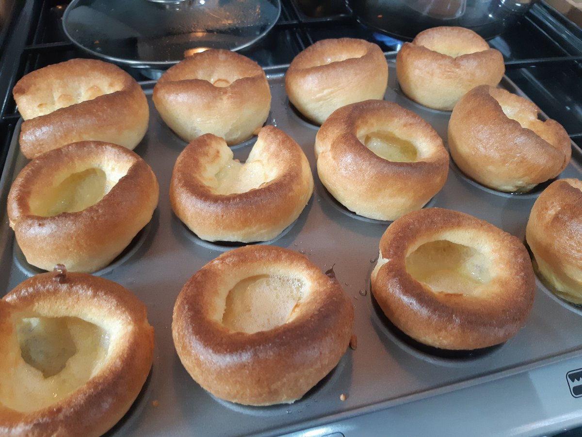 MarieIndge's tweet photo. You know... I think I might have just reached peak Sunday!
#nocheatinghere #yorkiepuds #sundayroast https://t.co/dswdvKkhg9