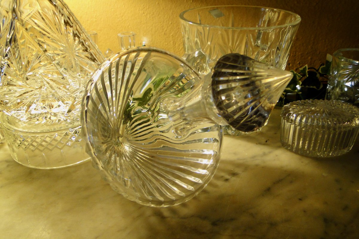 penandpalate's tweet photo. I’ve always been drawn to the interplay of light on #cutcrystal. This grouping was sitting on a mantel piece in @HistoricOdessa during a 2014 @DelawareTourism #historicpreservation #historicdistrict #glasscrafts #antiques #sundayvibes #staysafe #stayhome #untilitsdone https://t.co/pKisGFFoUq
