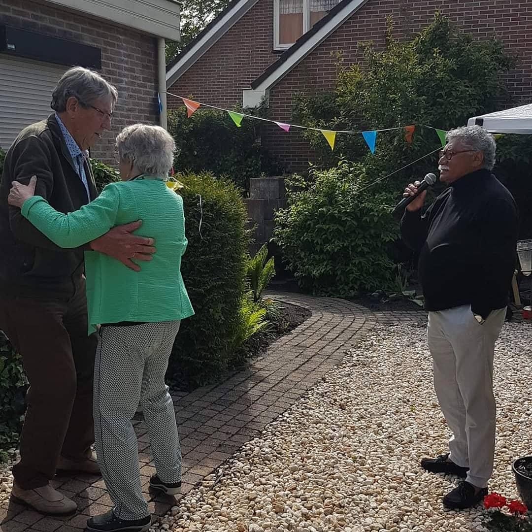 ddvinbeeld's tweet photo. 60 jarig-bruidspaar te Velde flink in het zonnetje gezet 🥳 https://t.co/Jdib4iQAJV