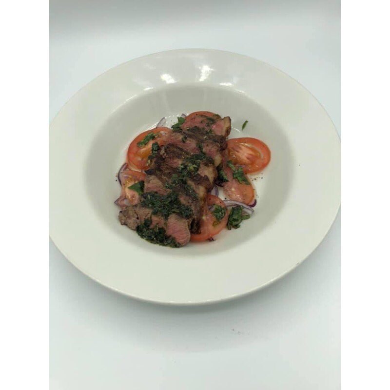 DavidMooreFB's tweet photo. 🔥SIRLOIN STEAK, RED ONIONS, TOMATOES &amp; TARRAGON BUTTER 🔥

‘When the meats this good - keep it simple’ 

Recently purchased from us and cooked by one of our great customers! 

Be sure to check out @CotswoldWine they deliver tasty treats and wine to your door! 

#ShopLocal https://t.co/qZnDIqVbVB