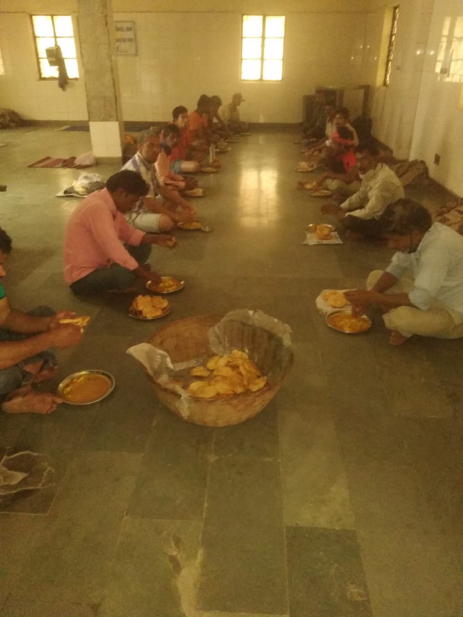SafeApproach's tweet photo. @SAFEAPPROACH served #food to #homeless and #daily wages #labours in #delhi

#coronavirus #CoronaWarriors #Lockdown2 #hunger #IndiaFightsCOVID19 #charity # https://t.co/iUmNfnogK3