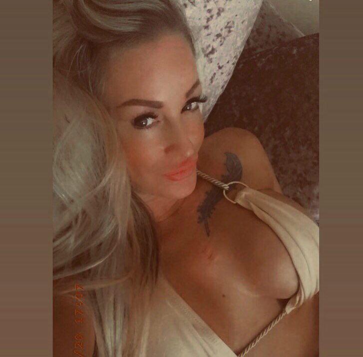 Linzilimelight's tweet photo. #garden #tanning #golden https://t.co/Gf2Xt8VCYX