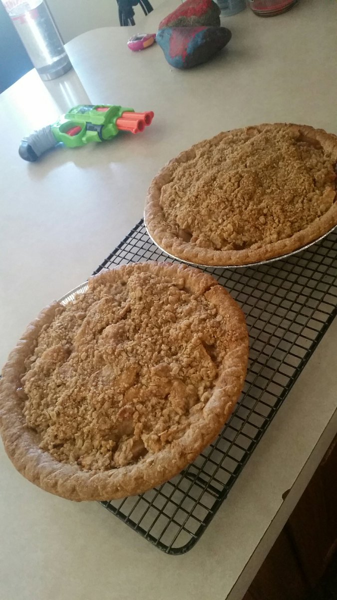 Read_Run_Live's tweet photo. When the school lunches have extra apples, everyone wins. #momming #baking #family https://t.co/GN6Q834Qv6