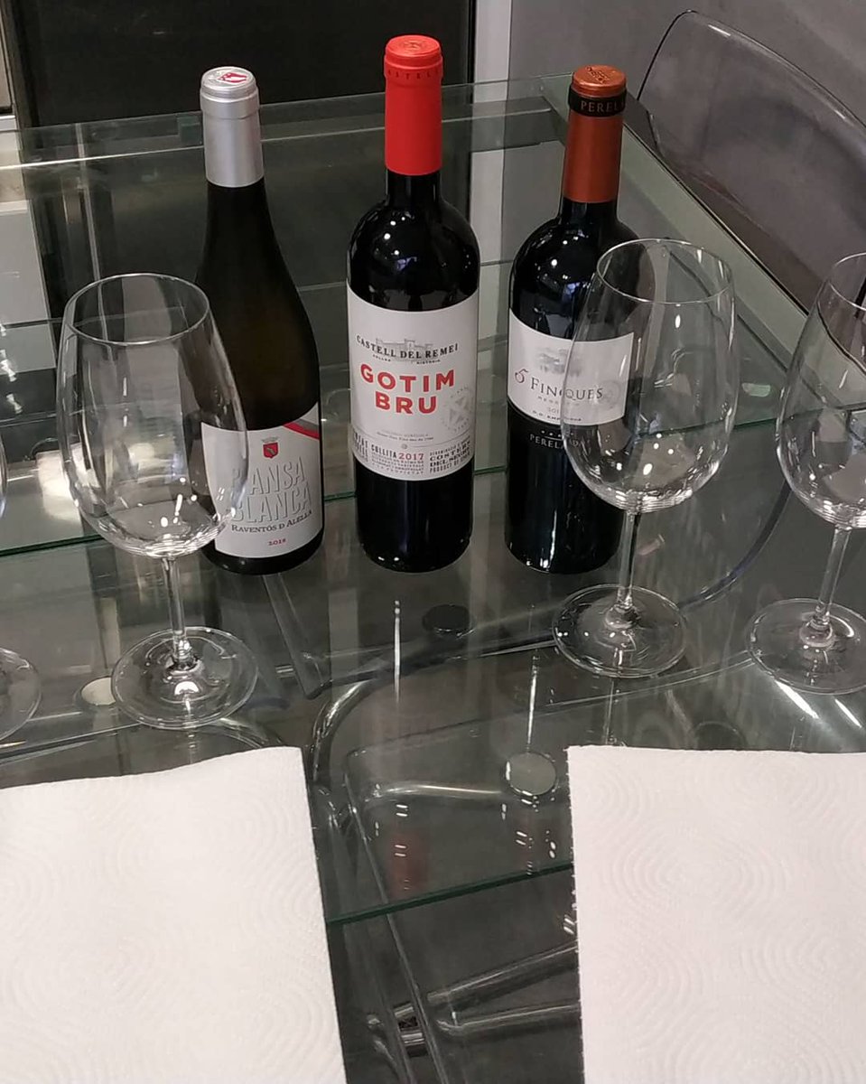 Envinats's tweet photo. Tot i confinats, hem fet un petit taller de tast online. Hem après i ens hem divertit! Hi tornarem!! Salut i vi!! #vicatalà @DOEmporda @DOAlella @DO_CostersSegre https://t.co/DaBsP9rqwY