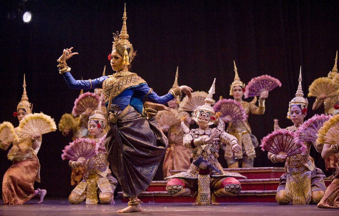 lofighouls's tweet image. under the khmer rouge, dancers/artists had to hide and sever their identities to survive a genocide that killed over 2 million ppl. 50 yrs later, seeing traditions and cultural dances still being taught/performed is a testament to how resilient khmer folks are. #AAPIHeritageMonth
