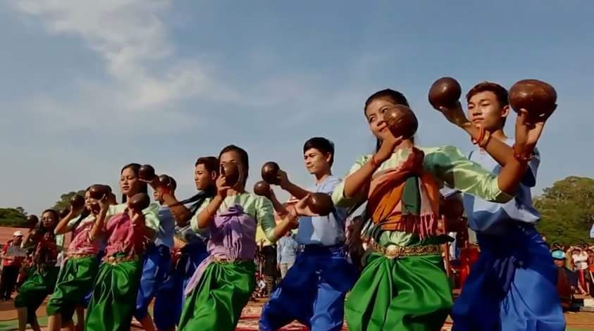 lofighouls's tweet image. under the khmer rouge, dancers/artists had to hide and sever their identities to survive a genocide that killed over 2 million ppl. 50 yrs later, seeing traditions and cultural dances still being taught/performed is a testament to how resilient khmer folks are. #AAPIHeritageMonth