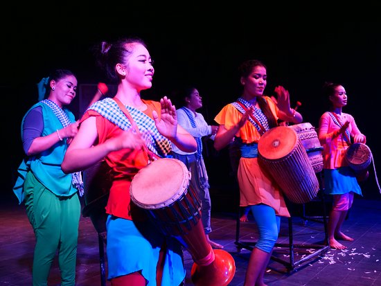 lofighouls's tweet image. under the khmer rouge, dancers/artists had to hide and sever their identities to survive a genocide that killed over 2 million ppl. 50 yrs later, seeing traditions and cultural dances still being taught/performed is a testament to how resilient khmer folks are. #AAPIHeritageMonth