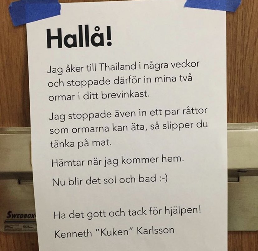 RasimReiz's tweet photo. Kenneth ”Kuken” Karlsson &amp; hans egendomliga envägskommunikation via lappar är stor stor humor! 🤣 https://t.co/aqLpVPnc9P