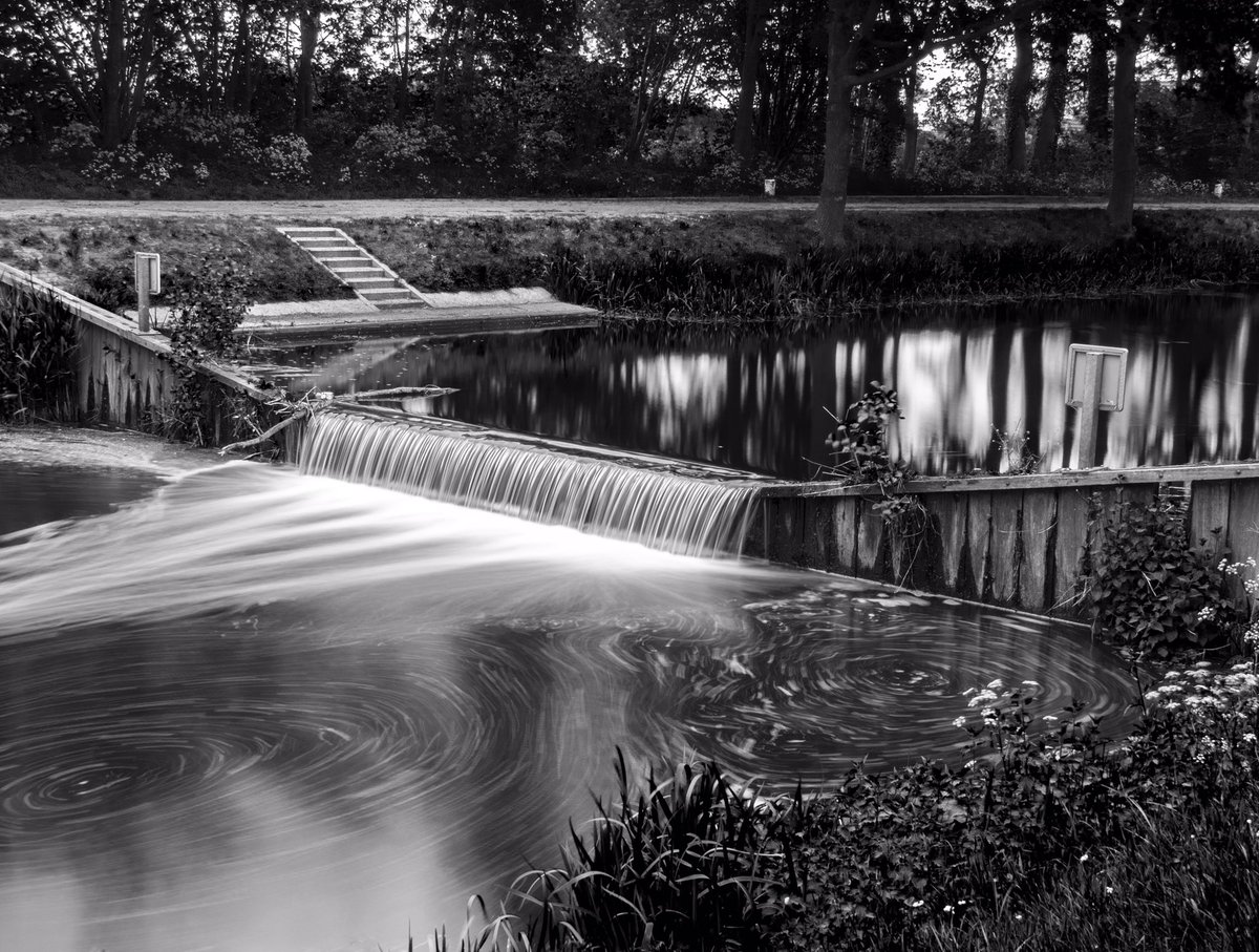 IFotograaf's tweet photo. Watervalletje in het kanaal Almelo-Nordhorn.
#almelo #mooialmelo #kijkopalmelo #almelofotografie #blackandwhite #blackandwhitephotography #kanaalalmelonordhorn #art #artphotography #specialphoto #fotografie #monographic #Monochrome https://t.co/qwIl7bY0KN