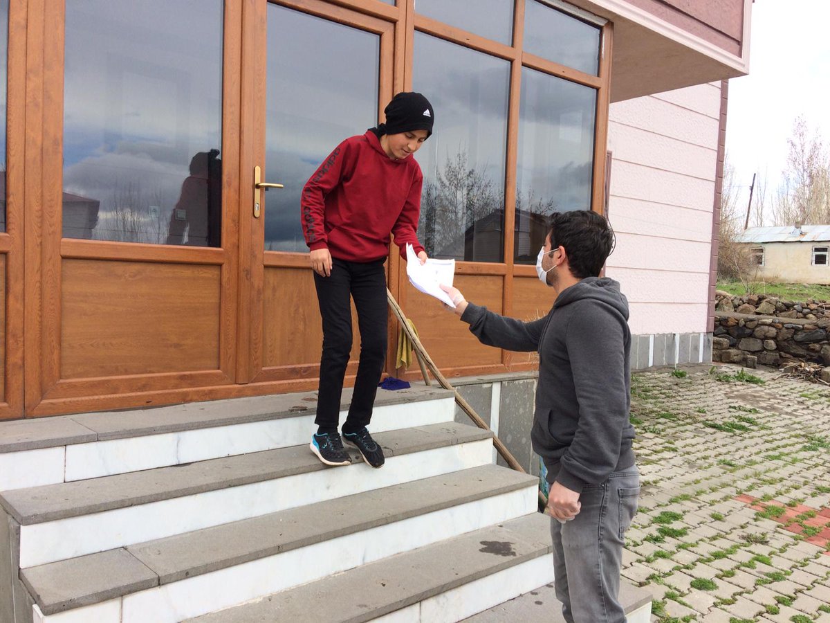 Köy çocuklarımıza deneme ve testlerini evlerine bırakarak, eba tv takipleri, eba ya girip giremedikleri hakkında bilgi aldık. @Buöğrencilerbizimherşeyimiz
<a href="/ziyaselcuk/">Ziya Selçuk</a>
<a href="/RahmiGuney/">Rahmi GÜNEY</a>
<a href="/bingolmem/">Bingöl MEM</a> 
<a href="/yilmaznazif/">Nazif Yılmaz</a>
<a href="/Maliyldz12/">Mehmet Ali YILDIZ</a> 
@KarliovaMEM 
<a href="/Asevimkulfani/">Abdullah SEVİM</a>