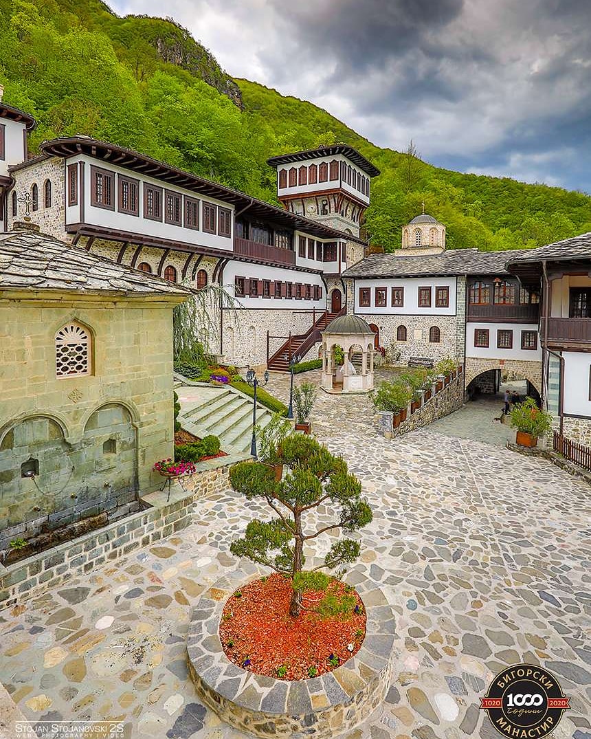 Во даровите на Бога спаѓа и радоста. Затоа, Божјите луѓе со самото свое присуство шират мир, спокој, распространуваат љубов, претставуваат одмор за душите на другите, иако зад себе го носат тешкиот крст на страданието...
(Архим. Партениј Бигорски)
<a href="/Stojan2s/">Stojan Stojanovski 2S</a>